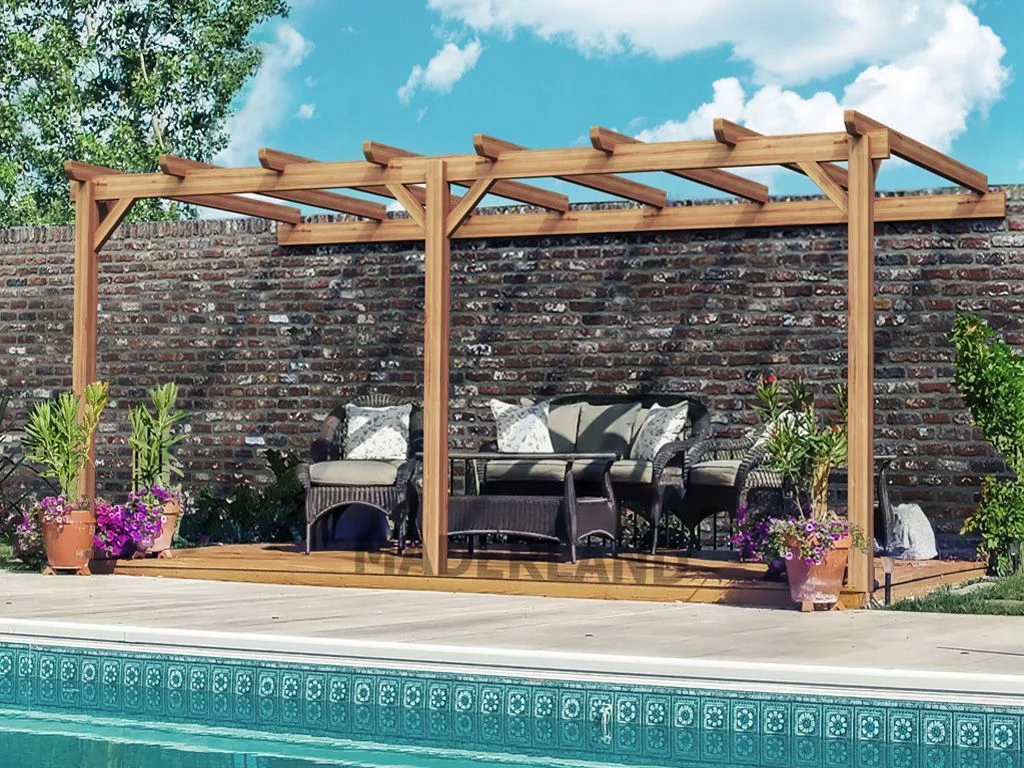Pergola en bois aménagée au-dessus d’une terrasse extérieure
