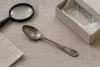 Petite cuillère ancienne générique avec loupe et boîte de conservation