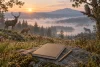 Cerf, renard, loup et chouette dans un paysage naturel avec un carnet vierge